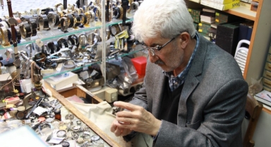 Dedesinden ve babasından kalan mirası mekanik saatleri tamir ederek yaşatıyor (Foto Galeri)