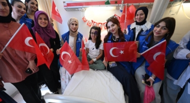 Gönüllü gençler 23 Nisan'ı hastanede geçirecek çocuklara bayram coşkusu yaşatıyor (Foto Galeri)