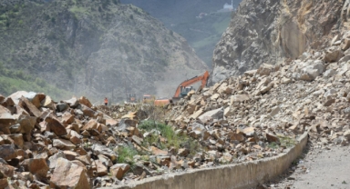Heyelan nedeniyle ulaşıma kapanan Gümüşhane-Giresun kara yolunda çalışmalar başladı (Foto Galeri) 