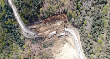 Heyelanda çöken o yoldaki çalışmalar sürüyor (Foto Galeri)