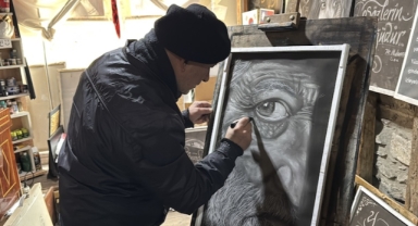 Resimlerini çizerek değil silerek yapıyor (Foto Galeri)