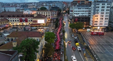 1919 metrelik bayrakla yağmur altında ‘Bayrak ve Fener Alayı’ yürüyüşü (Foto Galeri)