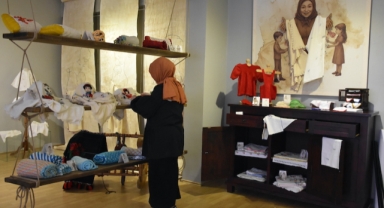 Annelerin yıllar önce bebeklerine hazırladığı eşyalar yeniden yorumlandı (Foto Galeri)