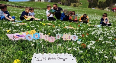 İlkokul 1. sınıf öğrencileri yayla çiçekleri arasında kitap okudu (Foto Galeri)