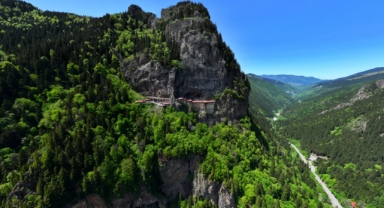 Sümela Manastırı'nın ziyaretçi sayısı yaz yoğunluğu başlamadan artışa geçti (Foto Galeri) 