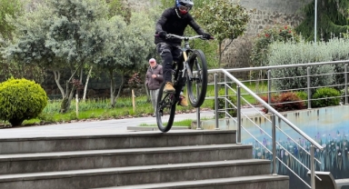Trabzonlu genç yetenek merdivenlerden bisikleti ile adeta uçarak iniyor (Foto Galeri) 