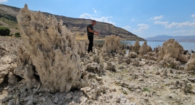 O Gölde Kuraklık Alarmı: Mikrobiyalitler Gün Yüzüne Çıktı (Foto Galeri)