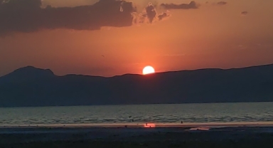 Sessizliği ve doğal yapısıyla dikkat çeken Erçek Gölü'nde muhteşem gün batımı (Foto Galeri) 