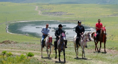 Tarihi tabyalara at ve bisikletlerle ulaştılar, zirveden paraşütle atladılar (Foto Galeri) 