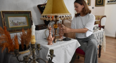 Gezdiği şehirlerden aldığı eşyaları oğlu ile açtığı kafede sergiliyor (Foto Galeri) 