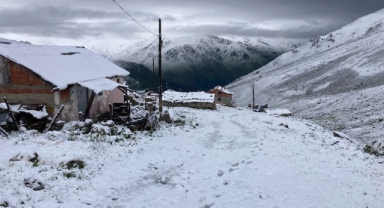 Kaçkar Dağları’ndan turistlere ‘Beyaz sürpriz’ (Foto Galeri)