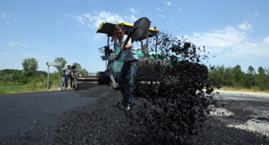Özel İdare ekipleri kışın kardan temizledikleri yollara yazın kavurucu sıcakta asfalt seriyor (Foto Galeri)