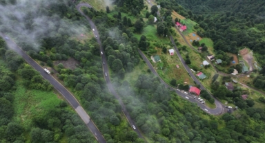 Trabzon'un ‘Hıdırnebi Yaylası’ sis altındaki güzelliğiyle ziyaretçilerini karşılıyor (Foto Galeri)