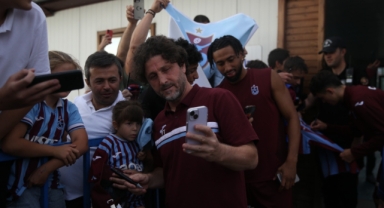 Trabzonsporlu futbolcular Erzurum'da yağmurlu havada taraftarıyla buluştu (Foto Galeri) 