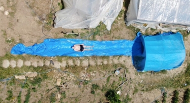 Yaz sıcağına ilginç çözüm: Köydeki evinin bahçesine kendi aquaparkını yaptı (Foto Galeri)