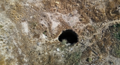 Balıkesir'deki 6.1'lik deprem sonrası o kentte oluşan obruk dron ile görüntülendi (Foto Galeri)