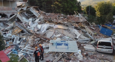 Depremde çöken bina sabahın ilk ışıkları ile havadan görüntülendi (Foto Galeri)