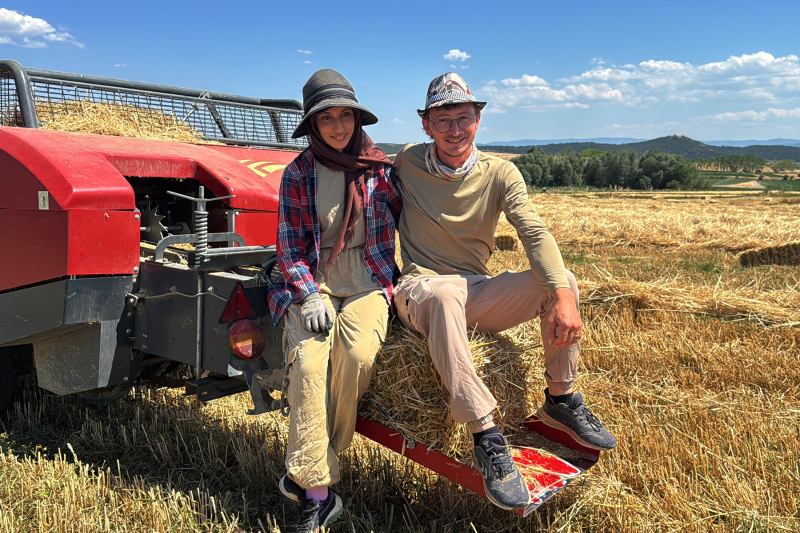 Omuz omuza veren üniversite mezunu genç çift, çiftçilik yapıyor (Foto Galeri)
