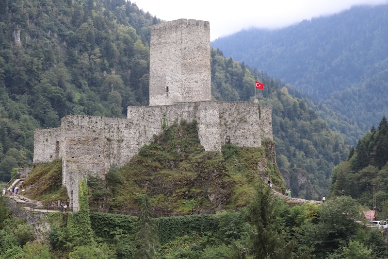 Doğa ve Tarih Tutkunlarının Vazgeçilmezi: Zil Kale’ye Yoğun İlgi! (Foto Galeri)