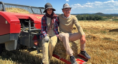 Omuz omuza veren üniversite mezunu genç çift, çiftçilik yapıyor (Foto Galeri)