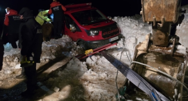 Rize’de Çığ Faciası: 15 Kişi ve Hayvanlar Uçurumdan Kurtarıldı! (Foto Galeri)
