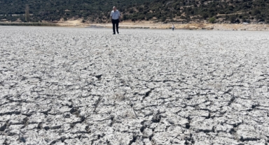 Türkiye'nin 4'üncü büyük gölü kuraklık nedeniyle ortadan ikiye bölündü (Foto Galeri)