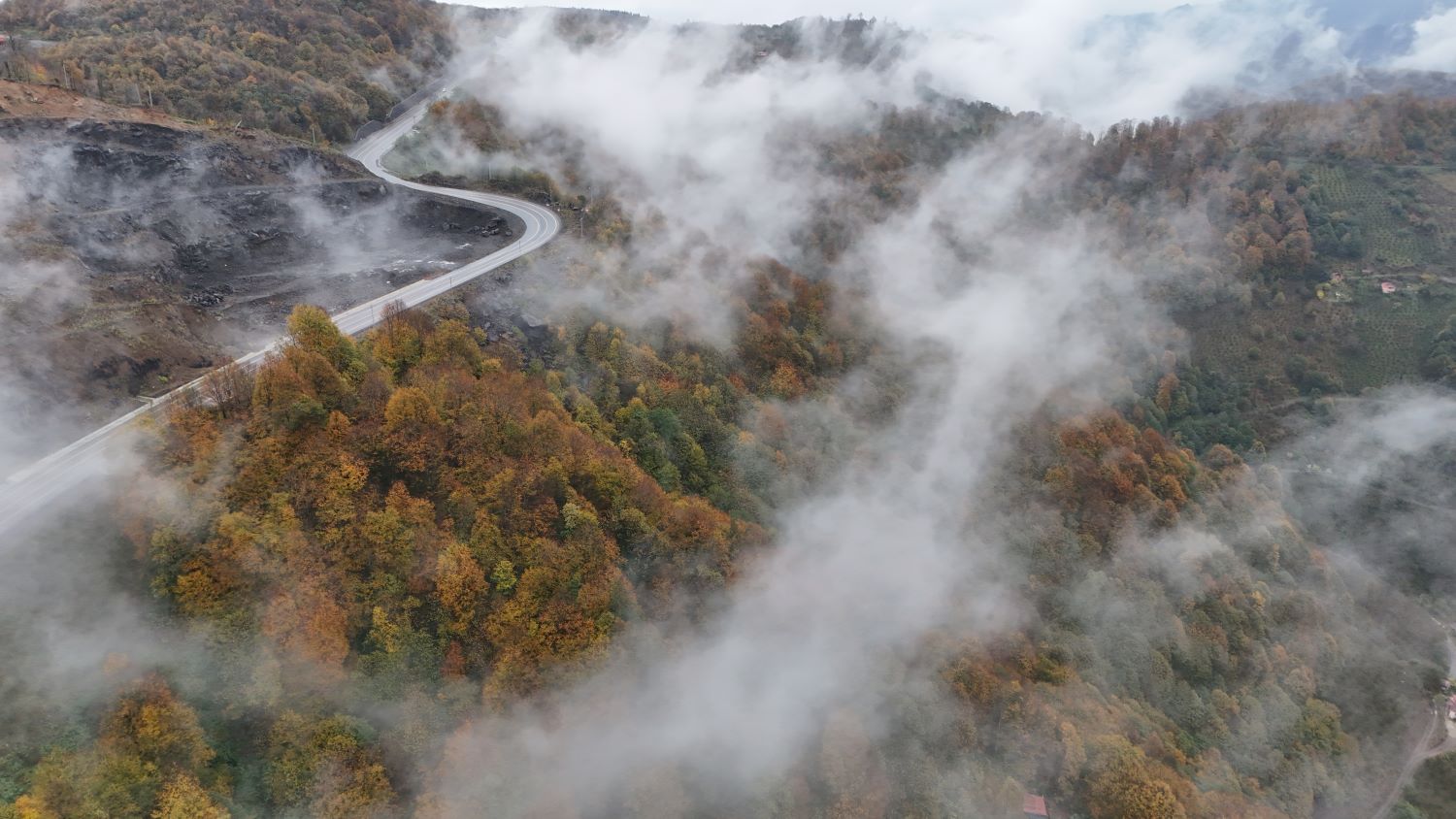 Komşu ilde etkili olan sis sonbahar renkleriyle güzel görüntü oluşturdu (Foto Galeri) 