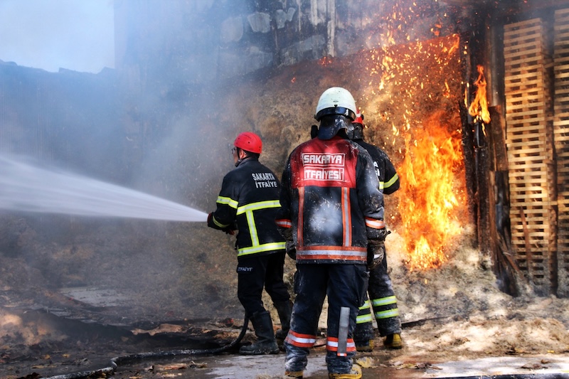 Ahşap atölyesinde korkutan yangın (Foto Galeri)