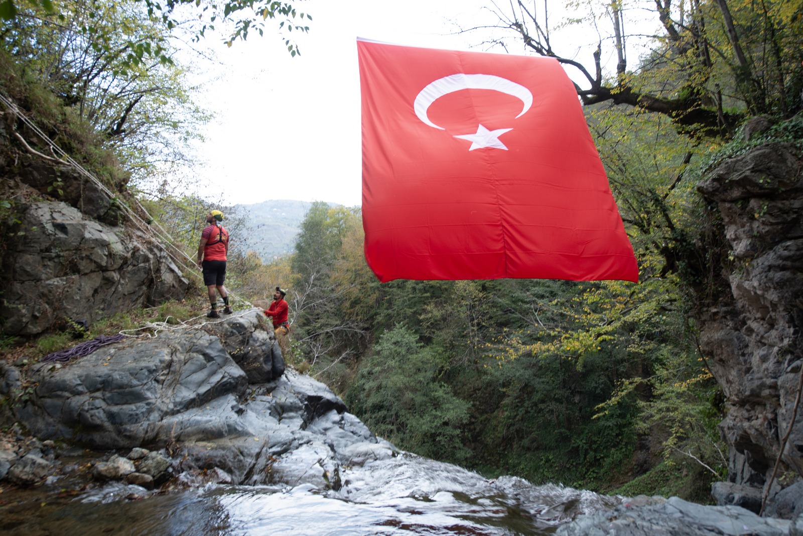 Giresunlu Dağcılar Cumhuriyet Bayramı'nı Şelalede Kutladılar! (Foto Galeri) 