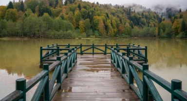 Borçka'daki Karagöl, güz renklerine büründü (Foto Galeri)
