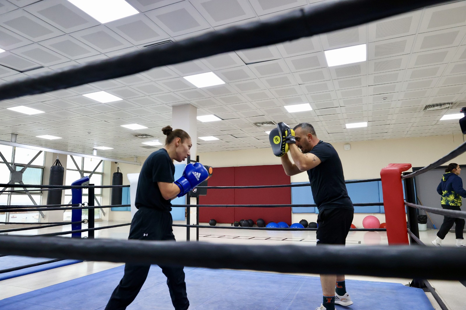 Öğretmeninin tavsiyesiyle boksa başlayan Gamze, yeni şampiyonluklar için hazırlanıyor (Foto Galeri) 