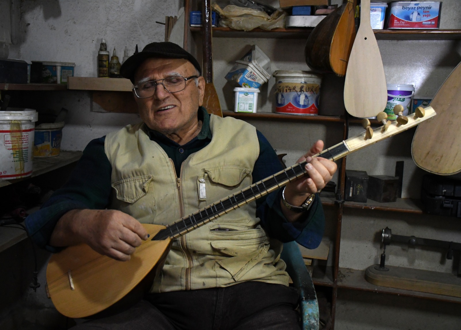 Emekli öğretmen bağlamayı hem çalıyor hem üretiyor (Foto Galeri) 