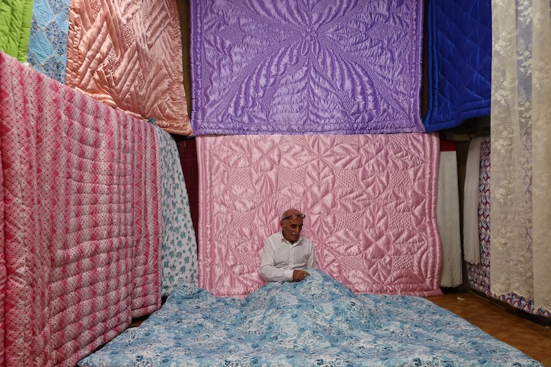 Trabzonlu yorgancı Mehmet usta, mesleğini 60 yıldır aynı dükkanda sürdürüyor (Foto Galeri)