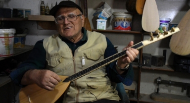Emekli öğretmen bağlamayı hem çalıyor hem üretiyor (Foto Galeri) 