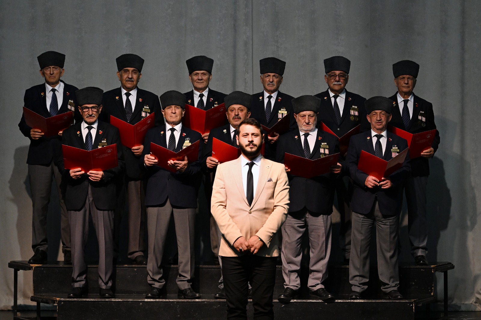 Kıbrıs gazilerinden oluşan koro kahramanlık ezgilerini seslendiriyor (Foto Galeri) 