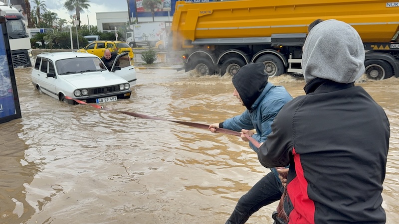 O ilçede sokaklar göle döndü araçlar sular altında kaldı (Foto Galeri)