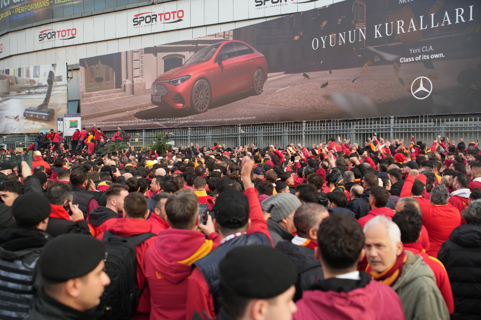 Galatasaray taraftarları derbi için stada geldi (Foto Galeri) 