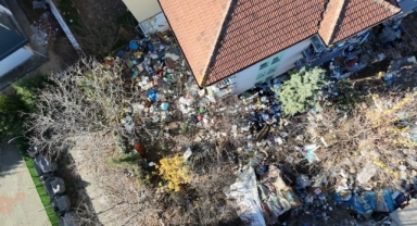 Bir evden 10 kamyon dolusu çöp çıkarıldı (Foto Galeri) 