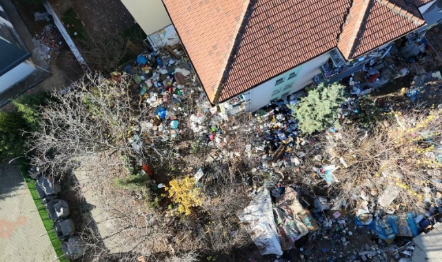 Bir evden 10 kamyon dolusu çöp çıkarıldı (Foto Galeri) 