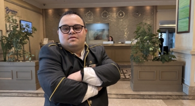 Down sendromlu Emre, güler yüzüyle çalıştığı otele renk katıyor (Foto Galeri) 
