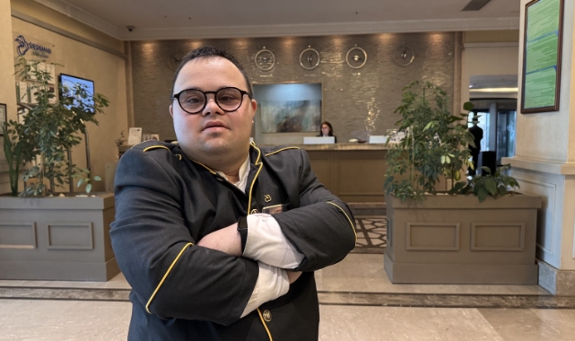 Down sendromlu Emre, güler yüzüyle çalıştığı otele renk katıyor (Foto Galeri) 