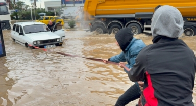 O ilçede sokaklar göle döndü araçlar sular altında kaldı (Foto Galeri)