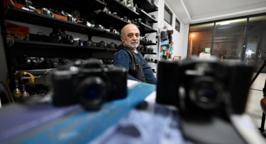 Tek elle sarıldığı mesleğinde fotoğraf makinelerine hayat veriyor (Foto Galeri) 