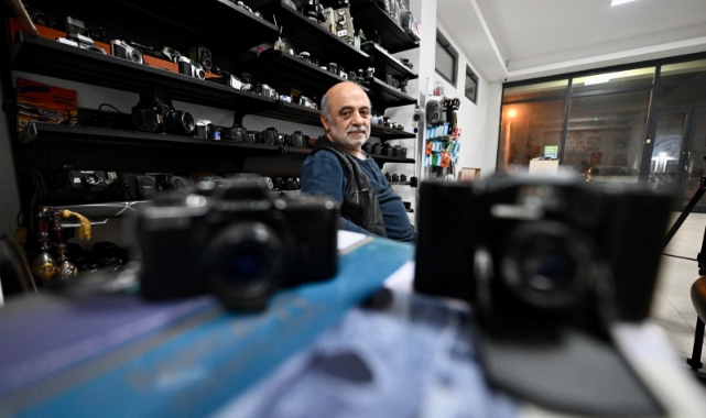 Tek elle sarıldığı mesleğinde fotoğraf makinelerine hayat veriyor (Foto Galeri) 