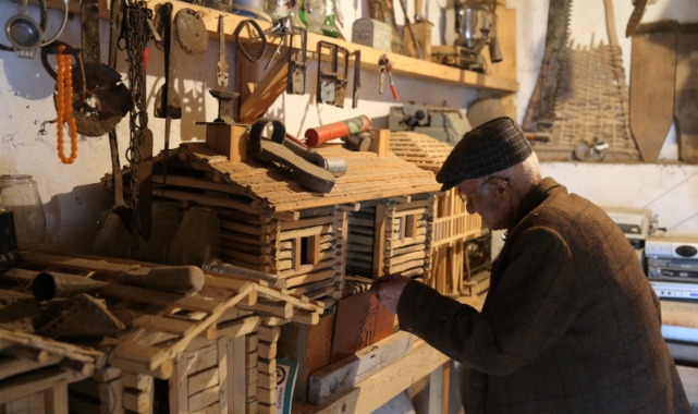 Topladığı 2 binden fazla eski eşyayı bahçesinde ve deposunda sergiliyor (Foto Galeri) 