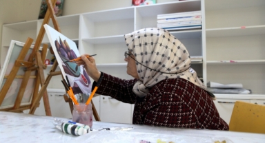 81 yıllık ömründe onlarca kursa katılan Esme teyze eğitim sevgisiyle örnek oluyor