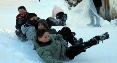 Mahalle yolunu kızak pistine çeviren çocuklar karın tadını çıkardı (Foto Galeri) 