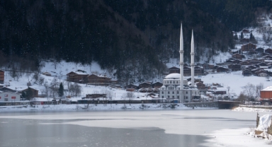 Yüzeyi buz tutan Uzungöl görülmeye değer manzaralar sunuyor (Foto Galeri) 