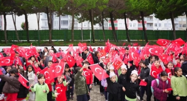 Giresun’da Okullarda İkinci Dönem Bayrak Sevgisiyle Açıldı (Foto Galeri) 