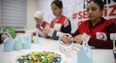 Türk Kızılay gönüllüleri teravih namazına gelen çocuklar için hediye hazırladı (Foto Galeri) 